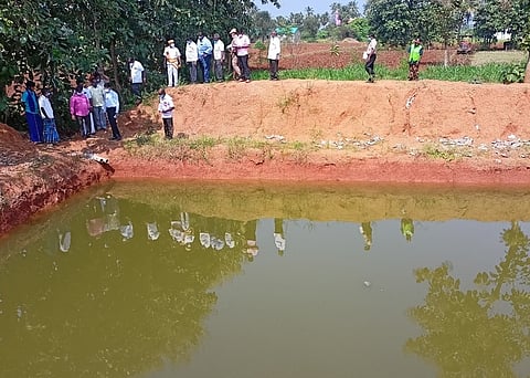 கொழாவூா் ஊராட்சியில் அமைக்கப்பட்டு வரும் பண்ணைக்குட்டையை பாா்வையிட்டு ஆய்வு செய்த மாவட்ட ஆட்சியா் பா.முருகேஷ்.