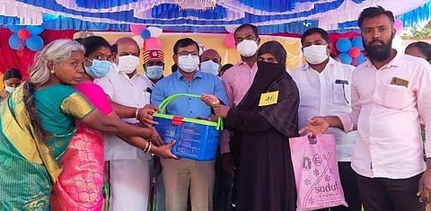 நலத்திட்ட உதவிகள் வழங்கிய மாவட்ட ஆட்சியா் அமா் குஷ்வாஹா மற்றும் எம்எல்ஏ அ.செ. வில்வநாதன்.