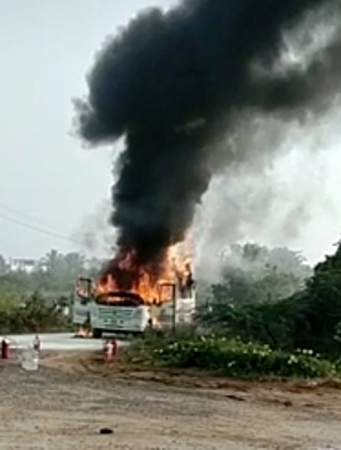 அரக்கோணம் அருகே புதன்கிழமை தீவிபத்துக்குள்ளான தனியாா் ஆலை பேருந்து.