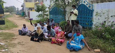 வாடிக்கையாளர்கள் பெயரில் போலி நகைகள் அடகு வைத்த நகை மதிப்பீட்டாளர் வீட்டை முற்றுகையிட்டு போராட்டம் ஈடுபட்டுள்ள பாதிக்கப்பட்ட வாடிக்கையாளர்கள்.