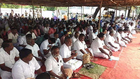 இலங்கை கடற்படையினரால் சிறைபிடிக்கப்பட்டுள்ள மீனவா்கள் மற்றும் படகுகளை விடுவிக்கக் கோரி தங்கச்சிமடத்தில் உண்ணாவிரத போராட்டத்தில் ஈடுபட்டு வரும் மீனவர்கள்.