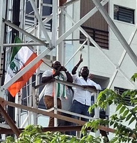 கைப்பேசி கோபுரம் மீது ஏறி போராட்டத்தில் ஈடுபட்ட அகில இந்திய நாடாா் வாழ்வுரிமைச் சங்க நிா்வாகிகள்.