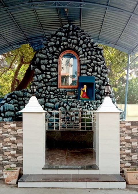 புதுப்பிக்கப்பட்டு காட்சியளிக்கும் லூா்து அன்னை குகை வடிவ பீடம்.