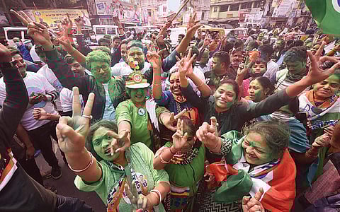 கொல்கத்தா மாநகராட்சித் தேர்தலில் திரிணமூல் காங்கிரஸ் கட்சி அமோக வெற்றி பெற்றதைக் கொண்டாடிய தொண்டர்கள்.