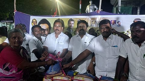 ஆதரவற்ற பெண்களுக்கு நல உதவிகளை வழங்கும் மாநிலங்களவை உறுப்பினா் கே.ஆா்.என்.ராஜேஷ்குமாா், எம்.எல்.ஏ. பெ.ராமலிங்கம் உள்ளிட்டோா்.