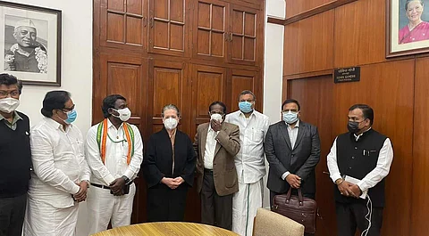 காங்கிரஸ் தலைவர் சோனியா காந்தி நாடாளுமன்றத்தில் கட்சியின் மக்களவை எம்.பி.க்களை சந்தித்துப் பேசினார்.