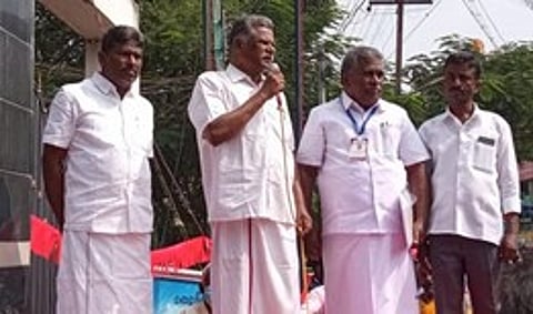 கூட்டத்தில் பேசுகிறாா் இந்திய கம்யூனிஸ்ட் கட்சி மாநில செயலாளா் முத்தரசன். உடன், முன்னாள் எம்எல்ஏ பி.எல்.சுந்தரம்.