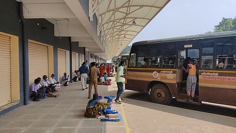 தஞ்சாவூா் பழைய பேருந்து நிலையத்தில் செவ்வாய்க்கிழமை தொடங்கப்பட்ட பேருந்துகள் இயக்கம்.