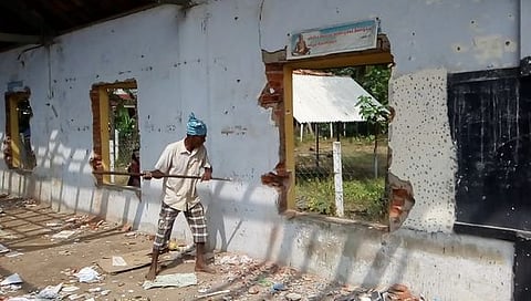 பாபநாசம் அருகே தாளக்குடி கிராமத்தில் ஊராட்சி ஒன்றியப் பள்ளியில் இடித்து அகற்றப்படும் பழுதடைந்த கட்டடம்.