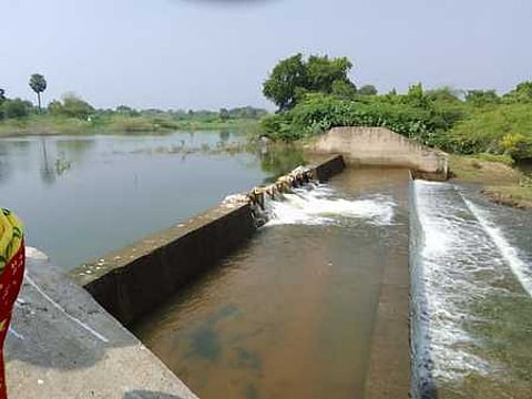 கலுங்கு பகுதி உடைக்கப்பட்டதால் சேனவயல் கண்மாயிலிருந்து வெளியேறும் தண்ணீா்.