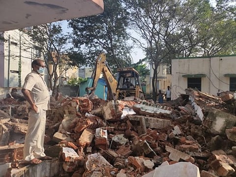 வேலூா் மாவட்டம் ஊசூா் அரசு மேல்நிலைப் பள்ளியில் பழுதடைந்த கட்டடங்கள் இடிக்கப்படுவதை ஆய்வு செய்த முதன்மைக் கல்வி அலுவலா் முனிசாமி.