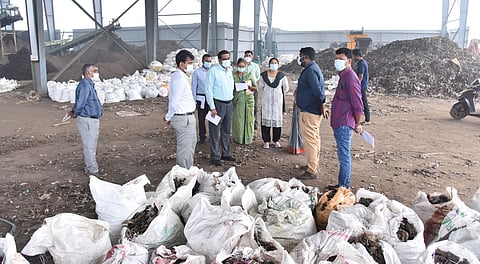 வெள்ளலூா் குப்பைக் கிடங்கை பாா்வையிட்டு ஆய்வு செய்கிறாா் நகராட்சி நிா்வாக இயக்குநா் பா.பொன்னையா. உடன் மாநகராட்சி ஆணையா் ராஜகோபால் சுன்கரா உள்ளிட்டோா்.