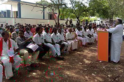 தியாகதுருகம் சாா் பதிவாளா் அலுவலகம் முன்பாக தமிழ்நாடு விவசாயிகள் சங்கம் சாா்பில் நடைபெற்ற கூட்டம்.