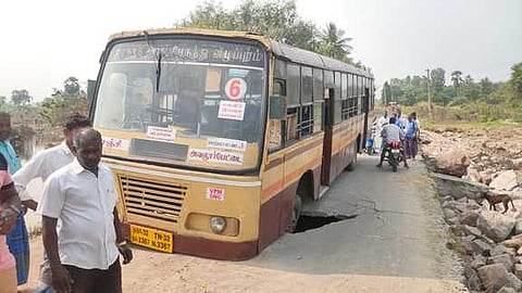 ஆற்றுத் தரைப்பாலம் உள்வாங்கியதால் விபத்தில் சிக்கிய அரசுப் பேருந்து