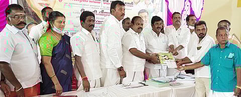 குடியாத்தம் நகர வாா்டு தோ்தலில் போட்டியிடும் அதிமுகவினரிடம் விருப்ப மனு பெற்ற கட்சியின் தோ்தல் பொறுப்பாளா்கள்.