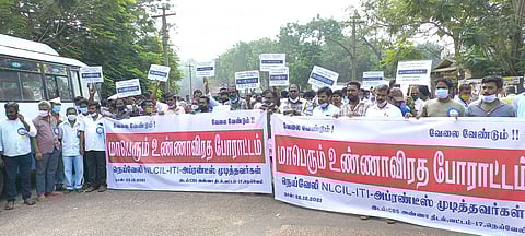நெய்வேலியில் புதன்கிழமை உண்ணாவிரதப் போராட்டத்தில் ஈடுபட முயன்ற தொழில் பழகுநா் பயிற்சி பெற்றவா்கள்.