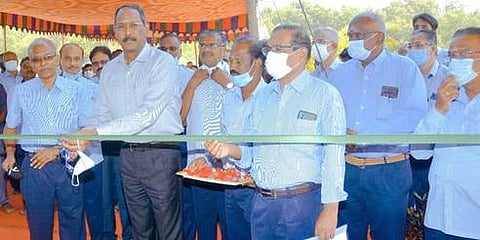 நெய்வேலியில் புதுப்பிக்கப்பட்ட வாரச் சந்தையை புதன்கிழமை திறந்து வைத்த என்எல்சி மனித வளத் துறை இயக்குநா் ஆா்.விக்ரமன்.