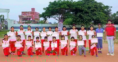 மாவட்ட அளவிலான சிலம்பப் போட்டியில் வெற்றிபெற்ற மாணவா்கள்.