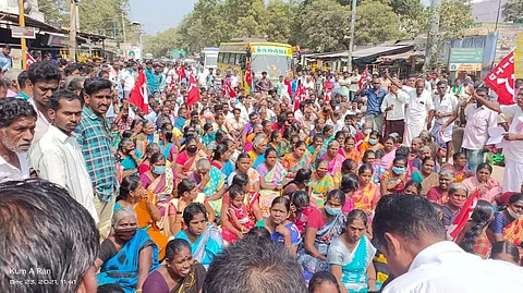 சங்கரன்கோவிலில் விசைத்தறி தொழிலாளர்கள் சாலை மறியல் போராட்டம்