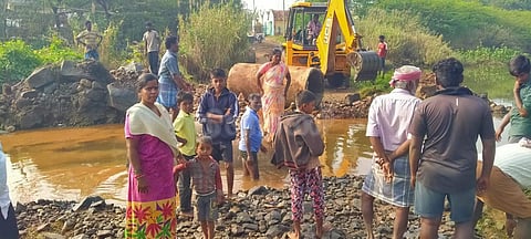 தம்மம்பட்டி சுவேதநதியில் பொதுமக்கள் சார்பில் அமைக்கப்பட்ட தரைமட்ட பாலம்!