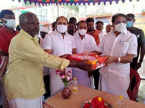 கோவிலாங்குளம் கிராமத்தில் திமுக சாா்பில் புதன்கிழமை நடைபெற்ற வாக்காளா்களுக்கு நன்றி அறிவிப்புக் கூட்டத்தில் பரிசுகளை வழங்கிய அமைச்சா் கே.கே.எஸ்எஸ்ஆா். ராமச்சந்திரன்.