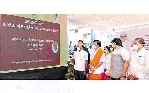 சென்னை, கீழ்ப்பாக்கம் அரசு மருத்துவமனையில் வழங்கப்படும் சேவைகளின் விவரங்களைத் தெரிவிக்கும் மின்னணு தகவல் பலகையை புதன்கிழமை தொடக்கி வைத்த மக்கள் நல்வாழ்வுத்துறை அமைச்சர் மா.சுப்பிரமணியன்.