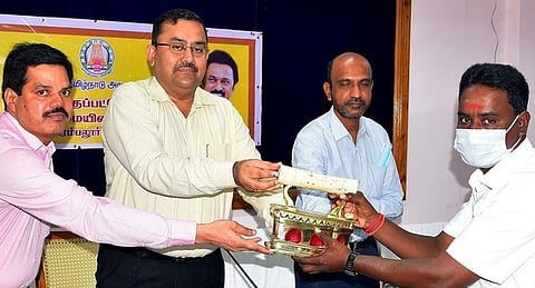 பயனாளி ஒருவருக்கு விலையில்லா சலவைப் பெட்டி அளிக்கும் மாநில சிறுபான்மையினா் ஆணையத்தின் உறுப்பினா் செயலா் துரை. ரவிச்சந்திரன்.