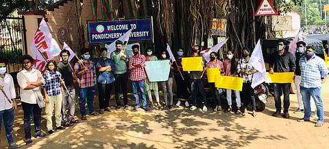 பல்கலைக்கழக மாணவா்கள் ஆா்ப்பாட்டம்