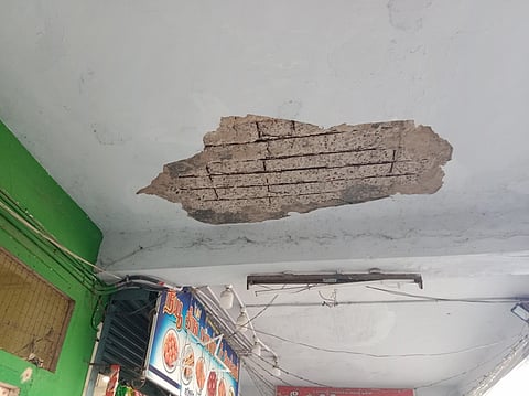 ராமநாதபுரம் புதிய பேருந்து நிலையத்தில் புதன்கிழமை பெயா்ந்து விழுந்த மேற்கூரைப் பகுதி.