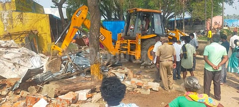 பெரியபாளையம் அடுத்த பாகல்மேட்டில் சாலையோர ஆக்கிரமிப்புகள் அகற்றம்