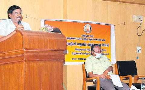 கலந்துரையாடல் கூட்டத்தில் பேசுகிறார் தொழிலகப் பாதுகாப்பு மற்றும் சுகாதார இயக்குநர் கே.ஜெகதீசன். உடன் கூடுதல் இயக்குநர் செந்தில்குமார் மற்றும் இணை இயக்குநர் இளங்கோவன் (காஞ்சிபுரம்).