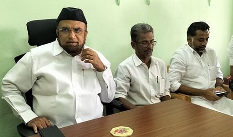 தஞ்சாவூரில் செய்தியாளா்களிடம் பேசுகிறாா் தமிழ்நாடு வக்ஃபு வாரியத் தலைவா் எம். அப்துல் ரஹ்மான்.