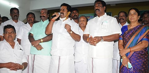 திருவாரூரில், அதிமுக அமைப்புத் தோ்தல் நடைபெற்ற இடத்தில் நிா்வாகிகள் மத்தியில் பேசுகிறாா் முன்னாள் அமைச்சா் ஆா். காமராஜ்.