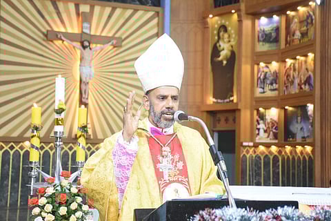 சேலம் குழந்தை இயேசு பேராலயத்தில் நள்ளிரவில் நடைபெற்ற பிரார்த்தனையில் பேசுகிறார் சேலம் மறைமாவட்ட ஆயர் அருள் செல்வம் ராயப்பன்.