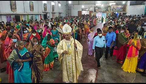 பாளையங்கோட்டை தூய சவேரியார் பேராலயத்தில் மறைமாவட்ட ஆயர் அந்தோணிசாமி தலைமையில் சனிக்கிழமை அதிகாலை நடைபெற்ற கிறிஸ்துமஸ் சிறப்பு திருப்பலி.