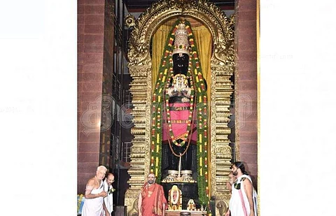 திருவோணமங்கலம் ஞானபுரியில் எழுந்தருளியுள்ள 33 அடி உயர சங்கடஹரமங்கல மாருதி ஆஞ்சநேயரை வழிபட்ட சகடபுரம் சங்கராச்சாரியார் ஶ்ரீஶ்ரீகிருஷ்ணானந்த தீர்த்த மகாசுவாமிகள்.