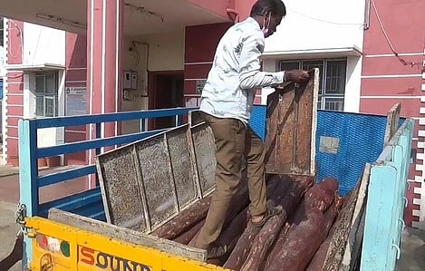 ரூ. 50 லட்சம் செம்மரக்கட்டைகள் பறிமுதல்: 3 போ் கைதுமூன்று வாகனங்கள் பறிமுதல்