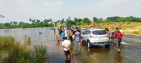 தரைப்பாலத்தில் ஆபத்து குளியல்!