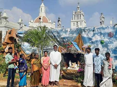 ஏலாக்குறிச்சி அடைக்கல அன்னை ஆலயத்தில் கிறிஸ்துமஸ் விழாவையொட்டி அமைக்கப்பட்டுள்ள குடில்.