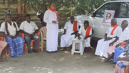 சித்துபட்டியில் நடைபெற்ற இந்திய கம்யூனிஸ்ட் கிளை மாநாட்டில் கட்சியினா் மத்தியில் விளக்க உரையாற்றும் மாநிலக் குழு உறுப்பினா் தா்மராஜன்.