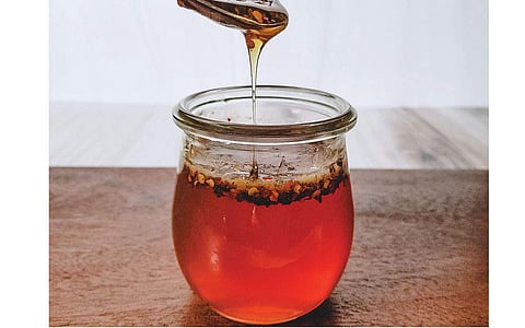 ஆயுள் காக்கும் ஆயுர்வேதம்: தேன் எனும் மருந்து!