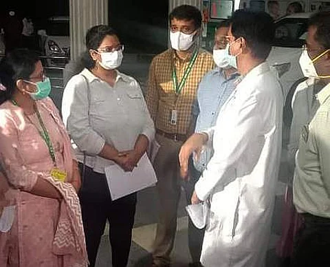சென்னை, கிண்டி கரோனா மருத்துவமனையில் திங்கள்கிழமை ஆய்வு நடத்திய மத்தியக் குழுவினரிடம் ஒமைக்ரான் தடுப்பு நடவடிக்கைகள் குறித்து விளக்கும் மருத்துவமனையின் இயக்குநா் டாக்டா் கே.நாராயணசாமி.