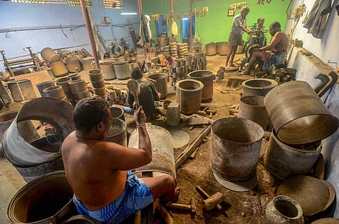 திருநெல்வேலி அருகே பழையபேட்டையில் பித்தளை பாத்திரங்கள் தயாரிப்பில் ஈடுபட்டுள்ள தொழிலாளர்கள்.