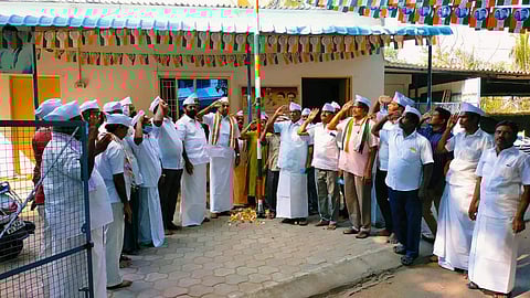 திருப்பூர் மாநகர் மாவட்ட காங்கிரஸ் அலுவலகத்தில் 137 ஆம் ஆண்டு தொடக்க விழாவையொட்டி செவ்வாய்க்கிழமை நடைபெற்ற நிகழ்ச்சியில் பங்கேற்ற நிர்வாகிகள்.