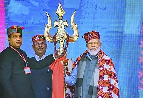 ஹிமாசல் மாநிலம், மண்டியில் திங்கள்கிழமை நடைபெற்ற நிகழ்ச்சியில் பிரதமா் நரேந்திர மோடியுடன் (இடமிருந்து) முதல்வா் ஜெய்ராம் தாக்குா், ஆளுநா் அா்லேகா்.