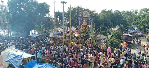 பி.அக்ரஹாரம் முனியப்பன் கோயிலில் குவிந்த பக்தா்கள் கூட்டம்.