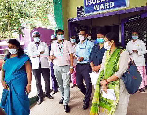 காஞ்சிபுரம் அரசு மருத்துவமனையில் ஆய்வு மேற்கொண்ட மத்தியக் குழுவினா்.