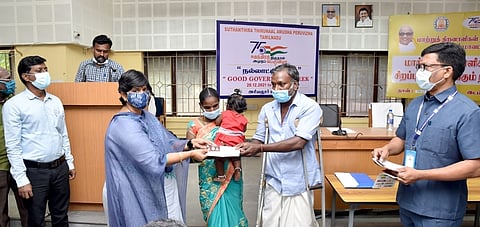 அரியலூரில் மாற்றுத் திறனாளிக்கு நலத்திட்ட உதவியை வழங்குகிறாா் ஆட்சியா் பெ. ரமண சரஸ்வதி.