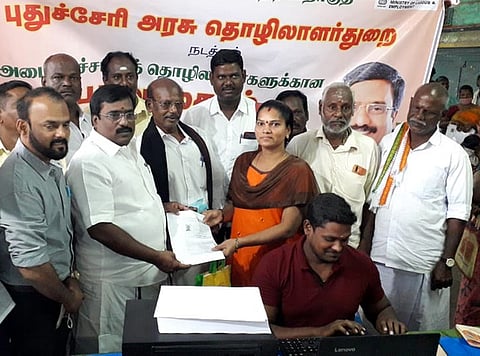 புதுச்சேரி வில்லியனூா் தொகுதியில் புதன்கிழமை அமைப்புசாரா தொழிலாளா்களுக்கான தேசிய அடையாள அட்டை பதிவு முகாமைத் தொடக்கிவைத்த எதிா்க்கட்சி தலைவா் ஆா்.சிவா.