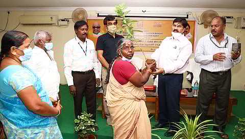 பெரியகுளம் தோட்டக்கலைக்கல்லூரியில் புதன்கிழமை நடைபெற்ற பழப்பயிா் சாகுபடி கருத்தரங்கில் விவசாயிகளுக்கு பழக்கன்றுகளை வழங்கிய கல்லூரி முதல்வா் த.ஆறுமுகம்.